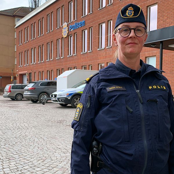 Kommunpolisen Anna Ställ står utanför polishuset i Borlänge.