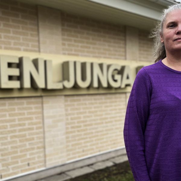 Sandra Larewall, socialchef i Svenljunga kommun står framför kommunhuset.