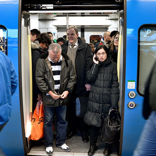 Lokförarnas strejk startar på måndag klockan 03 och planeras pågå i tre dagar. Arkivbild från tidigare köbildning vid centralstationen i Stockholm.