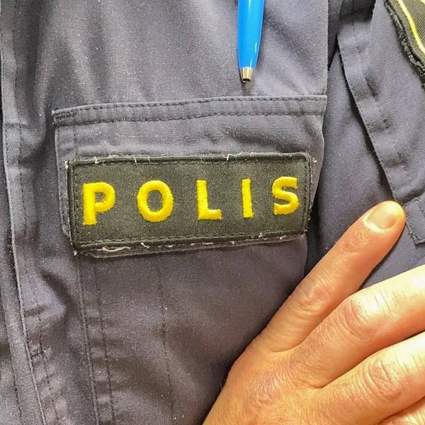 Polisskjorta med emblem.