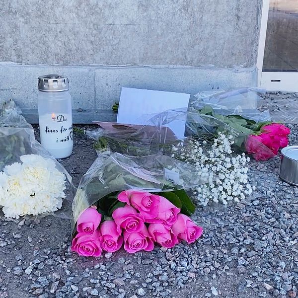 Blommor och ljus för den avlidne eleven på Örnäset i Luleå.