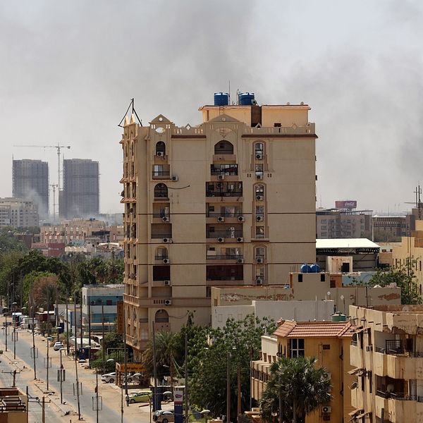 Svart rök i bakgrunden av byggnader i Khartum.