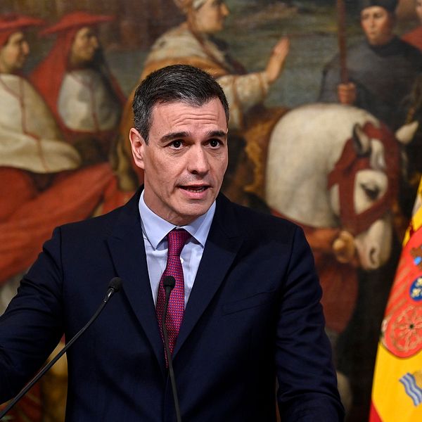 Premiärminister Pedro Sánchez framför spanska flaggan