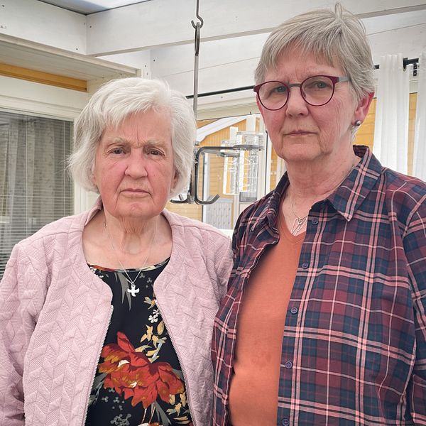 Birgit Faust och Britt-Marie Leion i Ydre är missnöjda med hur färdtjänsten fungerar i Östergötland. Här står de tillsammans.