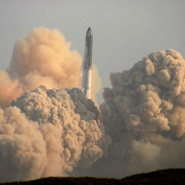 Här startar, lyfter och exploderar rymdföretaget SpaceX:s gigantiska Starship under testflygningen som ändå beskrivs som en framgång.