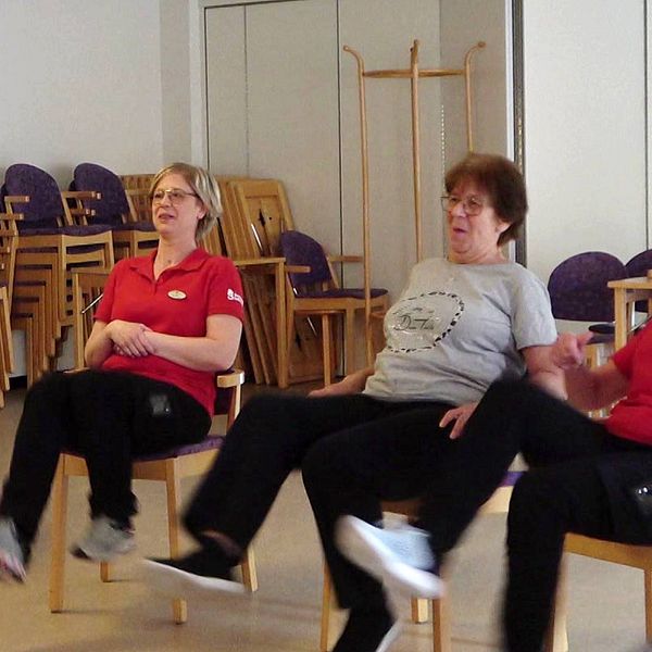 Bilden visar när fyra kvinnor boende i Sundsvallsområdet sitter på stolar och gör övningar i fallförbyggande syfte.