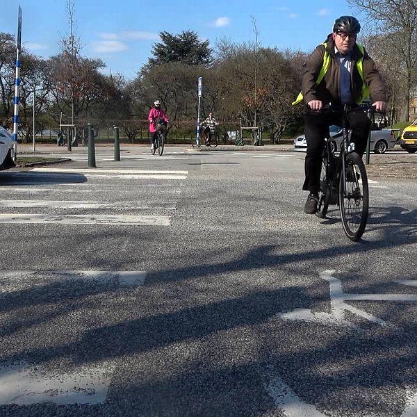 Cyklist cyklar över en väg vid en rondell i Malmö.