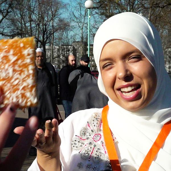 Jasmin Saad är aktiv i Helsingborgs moské och har fastat en hel månad under Ramadan, nu är fastan bruten och det firas i Eidfesten på Sundspärlan i Helsingborg.