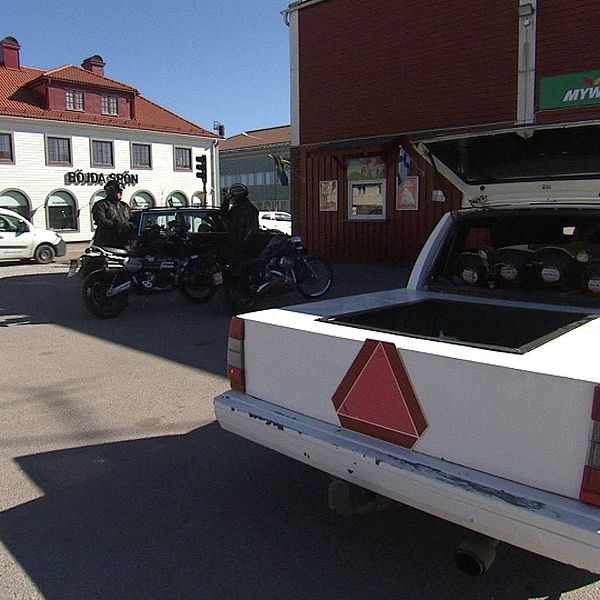 En A-traktor står parkerad utanför en närbutik i centrala Sunne.