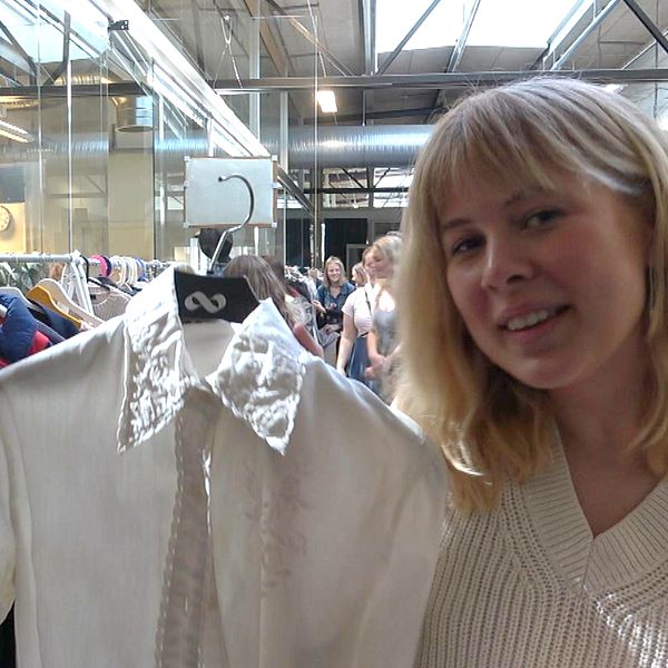 Besökaren Ebba Sundström håller upp ett en skjorta som hon bytt till sig.