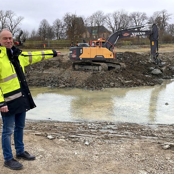 Bild på när en grävmaskin håller på att gräva en av dammarna som ska göra Vallentunasjön renare.