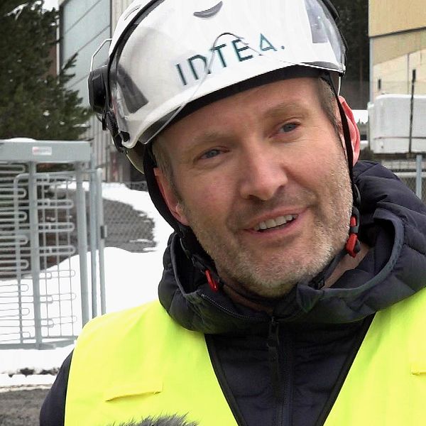 I bilden syns Jerker Häggström, vd Intea. Han står utomhus och har en reflexväst och en hjälp på sig. Han tittar inte in i kameran utan vid sidan av.