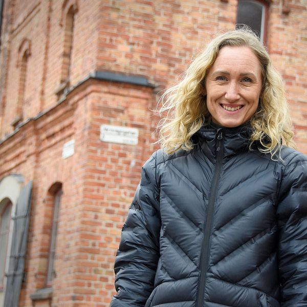 Jennie Järverud framför magasin på Alderholmen.