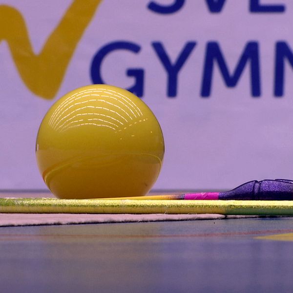 Bild på boll och käglor, två av redskapen som ingår i grenen rytmisk gymnastik.