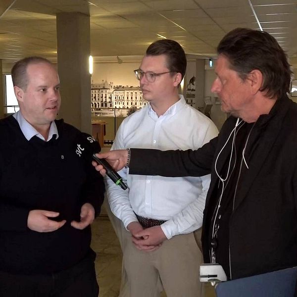 Andreas Sjölander (S) och Johan Andersson (C), båda kommunalråd intervjuas av SVT:s Pierre Ragnehag.
