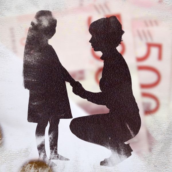 En illustration av en kvinna och ett litet barn och pengar i bakgrunden.