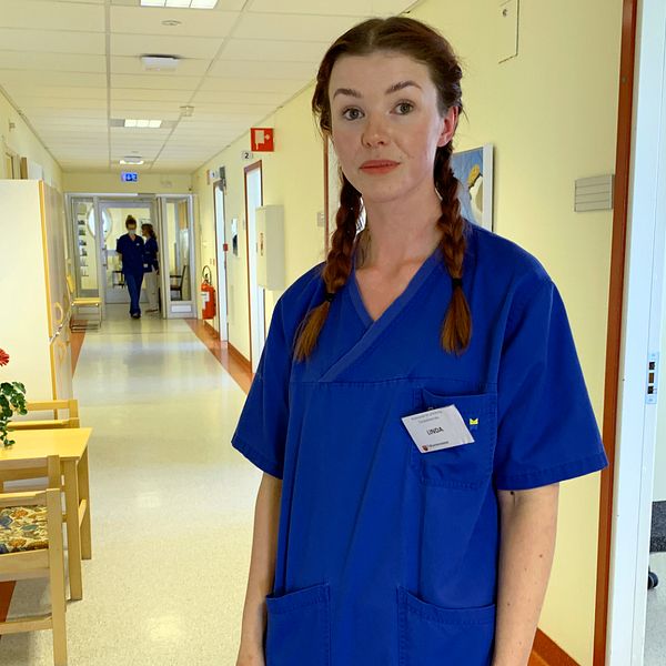 Tandsköterskestudenten Linda Menander står i en korridor på Folktandvården i Säter