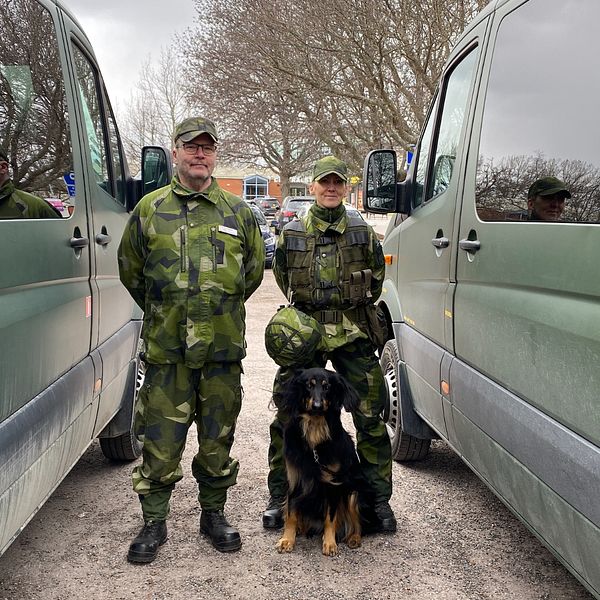 försvarsmakten två st och en försvarshund, vid två av deras fordon i Borlänge