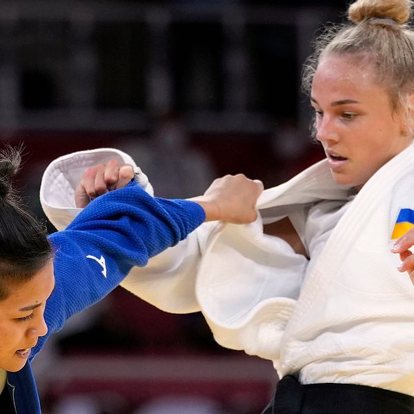 Ukrainskan Daria Bilodid, till höger, är en av de ukrainska judokas som nobbar VM på grund av ryskt och belarusiskt deltagande. Arkivbild.