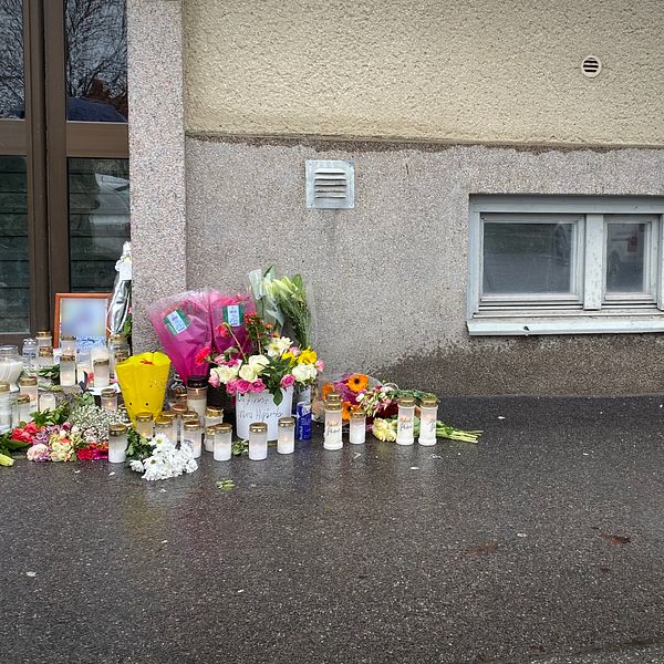Blommor utanför den lägenhet i Örebro där en gravid kvinna dödades.