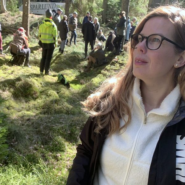 Alexandra Birger Röör på SMHI i en skog