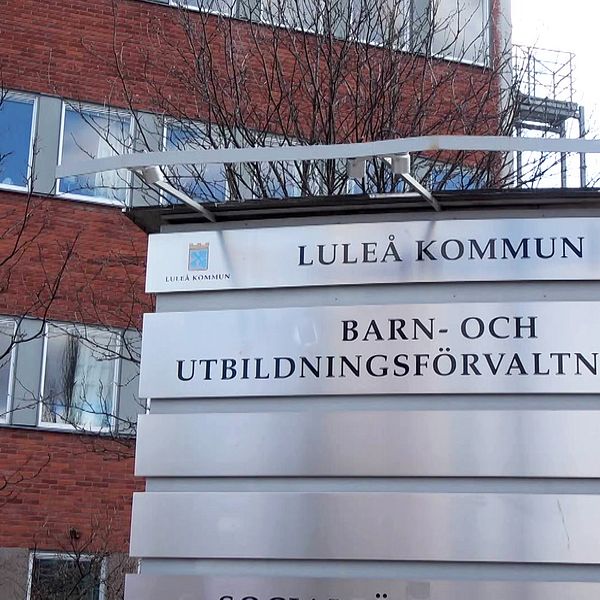 Luleå kommuns skylt med barn- och ungdomsförvaltningen. Med kommunhuset i bakgrunden.