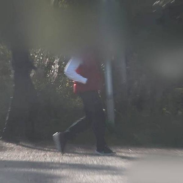 Polisens spaningsfilm från narkotikautredning. På bilden är det två personer. Man kan inte se ansikten då det är blurrat. 25-åringen har en röd väst med vit tröja och svarta jeans.