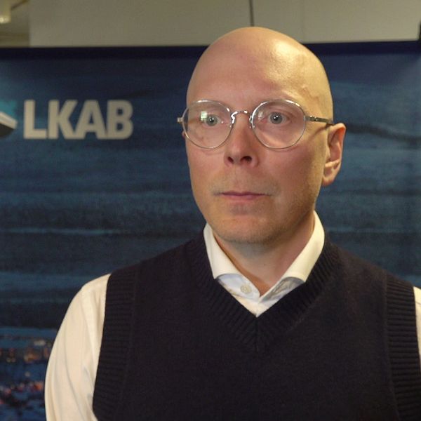 Linus Niva, avdelningschef för LKAB:s samhällsomvandling, står framför en blå vägg.