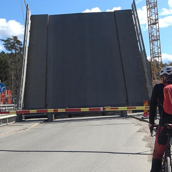 Cyklist framför en broöppning.