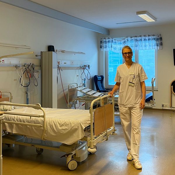 Verksamhetschefen Jenny Wingerstrand står i en tom patientsal.