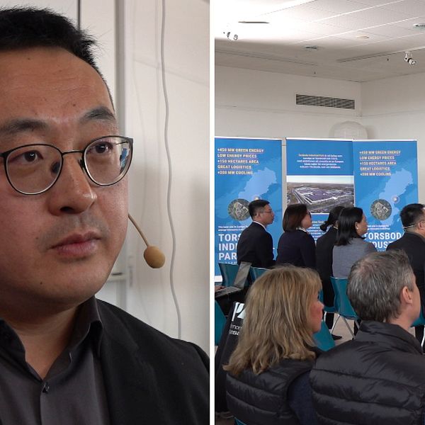 Till vänster ser man en projektledaren för det kinesiska företaget, han har glasögon och mörkgrå skjorta. Till höger ser man presskonferensen där flera sitter på och tittar fram mot en tvskärm.