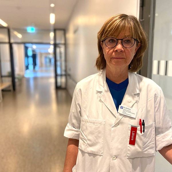 Pia Olofsson, verksamhetschef på hand- och plastkirurgiska kliniken i Linköping står i en sjukhuskorridor.