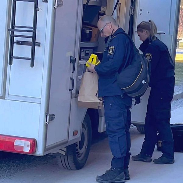 Polisens kriminaltekniker anländer till brottsplatsen.