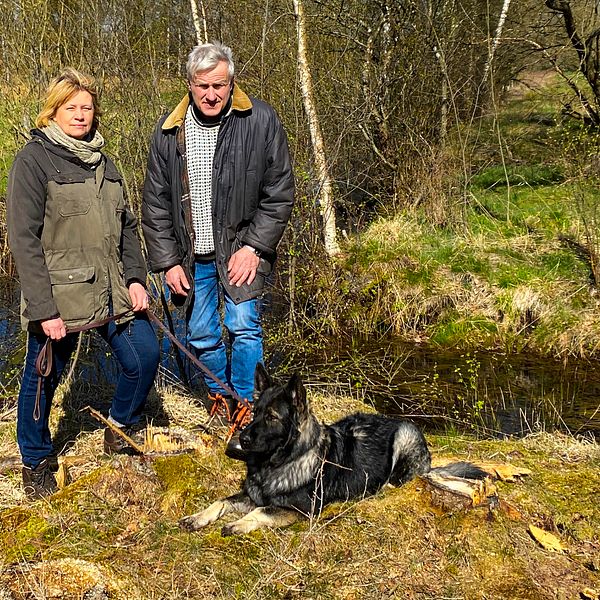 Lantbrukarna Marianne och Rikard Åkesson utanför Ängelholm står på deras marker som återvätats.
