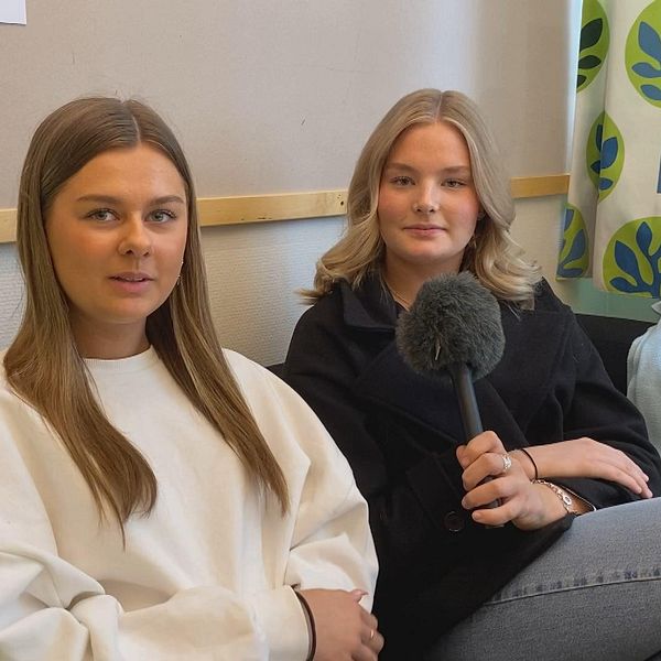 Eleverna Alva Nordenstål (till vänster) och Matilda Olsson (till höger) går i årskurs ett på ekonomiprogrammet på Slottegymnasiet i Ljusdal. Här sitter de i en soffa i ett grupprum i skolan och berättar om sitt projekt där de driver ett eget företag på skoltid.