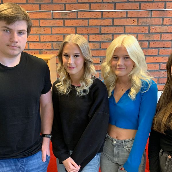 Fyra högstadieelever står bredvid varandra inne i skolan i Ludvika.