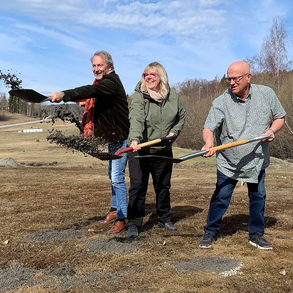 Artisten Tomas Ledin, kommunalrådet Malin Svanholm (S) och Tommy Bergquist från Lövviks by- och idrottsförening tar det första spadtaget i teaterbygget.