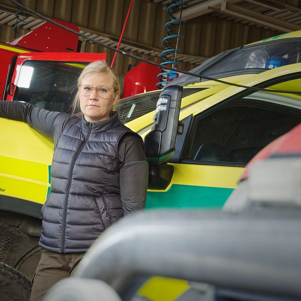 Sandra Jonsson framför en ambulans på stationen i Jättendal.