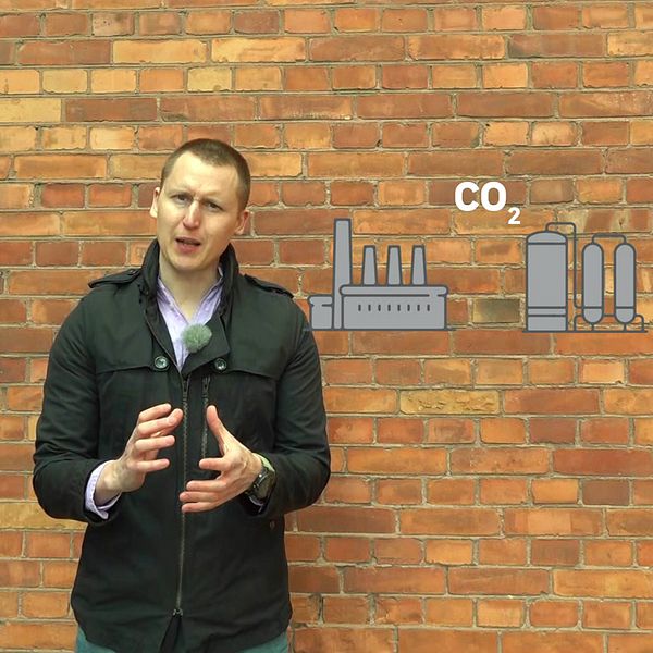 Reporter Johannes Tolf står framför en tegelvägg. Bredvid honom finns en inklippt grafik som visar en fabrik.