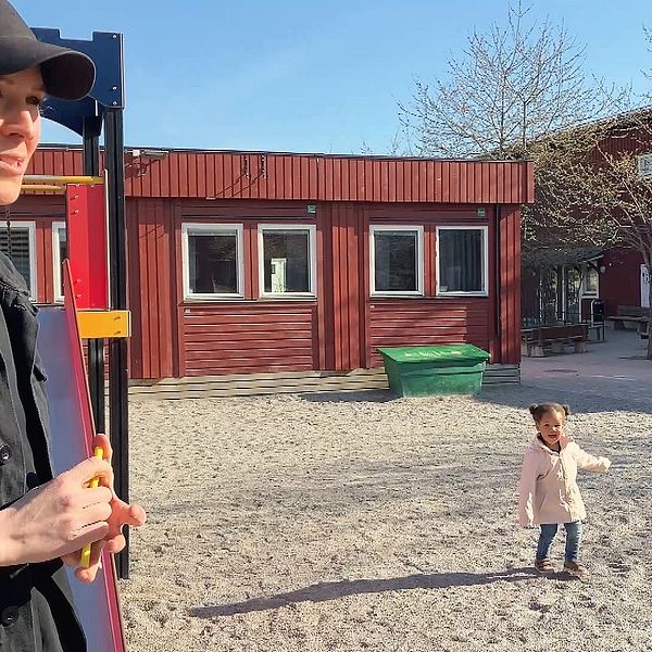 Mariefredsbon Malin Rosén, med dottern Thea, står på förskolans lekplats.