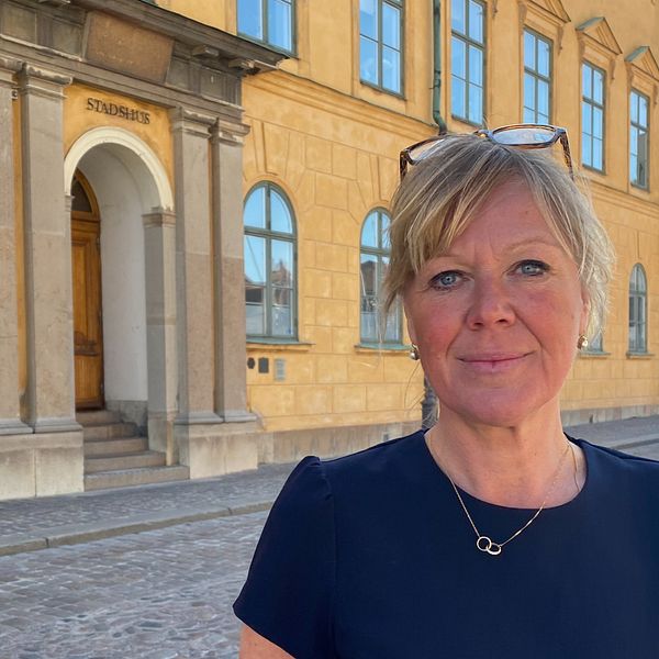 Anna Flink, säkerhetschef på Kalmar kommun står framför stadshuset i Kalmar.