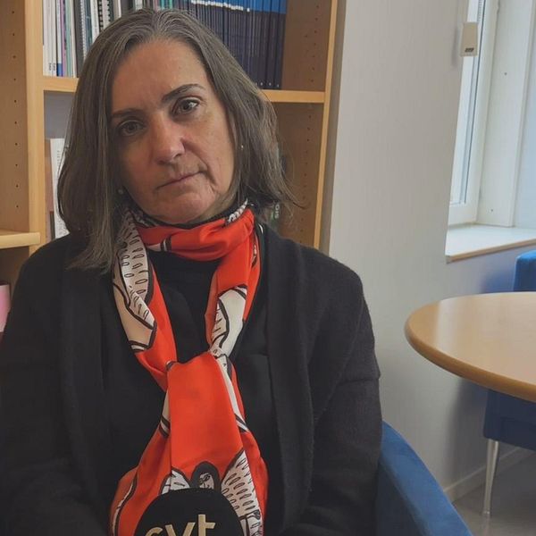 Kriminologen Teresa Silvia med en röd halsduk tittat in i kameran.