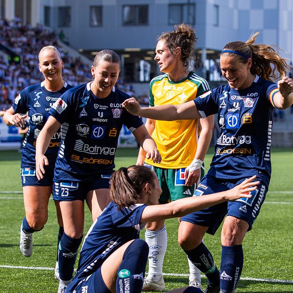 Linköpings Nellie Karlsson jublar med lagkamrater efter att hon gjort 1-0 under fotbollsmatchen i Damallsvenskan mellan Linköping och IFK Norrköping den 14 maj 2023 i Linköping.