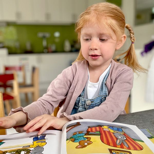 Tuva Pendse Elmström, fyra år på Vindögatans förskola i Rydebäck Helsingborg lärde sig läsa för ett halvår sedan mycket tack vare metoden praxisalfabetet.