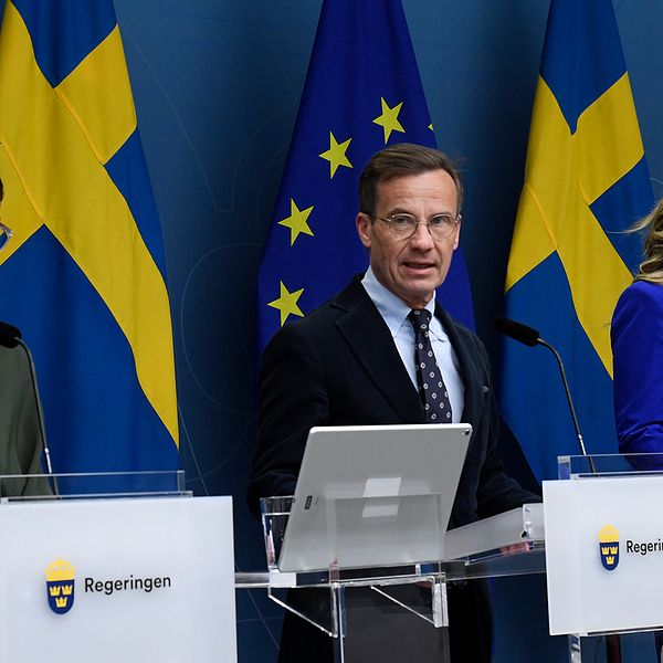 Statsminister Ulf Kristersson (M), energi- och näringsminister Ebba Busch (KD) och klimat- och miljöminister Romina Pourmokhtari (L) under pressträff om ny vindkraft till havs.