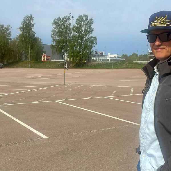 Glenn Olsson, vd för Royal Rally, vid den södra parkeringen på Färjestad där basen för sommarens EM-rally kommer att förläggas.