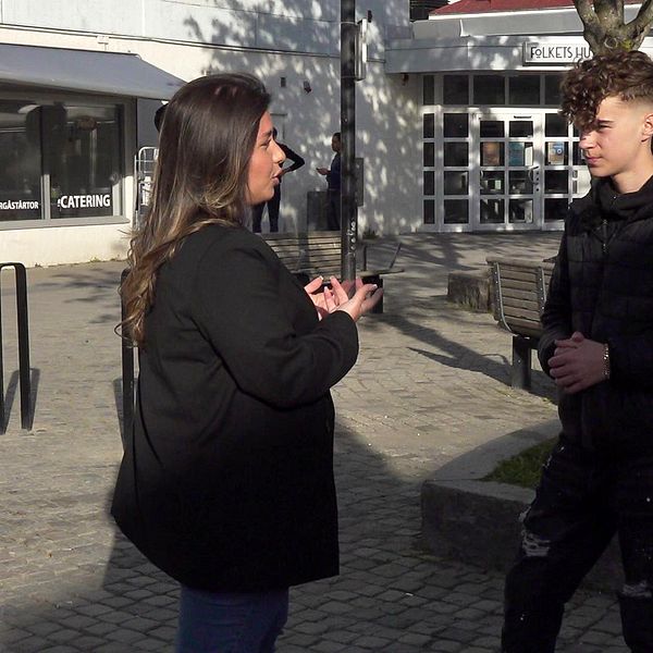 Jordana Athanasiadou från Ungas juridik förklarar hur man reklamerar en trasig vara för Sergi, 14 år, från Husby.