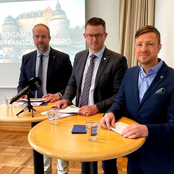 John Johansson (S), Anders Åhrlin (M) och Jimmy Nordengren (C) presenterar Örebro kommuns budget för 2024.