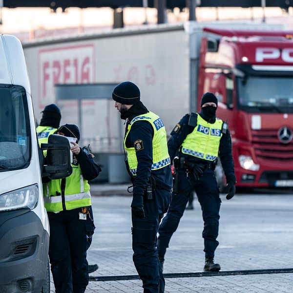 Polis och passkontrollanter på plats och kontrollerar fordon vid gränskontrollen efter betalstationen på Lernacken på den svenska sidan av Öresundsbron.