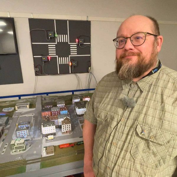 David Lindahl, forskare på FOI – Totalförsvarets forkningsinstitut i Linköping framför Crates cyberfysiska stadsmodell.